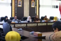 Komisi IV DPRD Sumbar menggelar FGD penyusunan Naskah Akademik (NA) dan draf Ranperda tentang Perlindungan dan Pengelolaan Lingkungan Hidup di Ruang Khusus II DPRD Sumbar, Senin (6/7/2026). (Foto: Humas DPRD Sumbar)