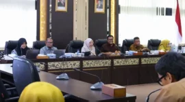 Komisi IV DPRD Sumbar menggelar FGD penyusunan Naskah Akademik (NA) dan draf Ranperda tentang Perlindungan dan Pengelolaan Lingkungan Hidup di Ruang Khusus II DPRD Sumbar, Senin (6/7/2026). (Foto: Humas DPRD Sumbar)