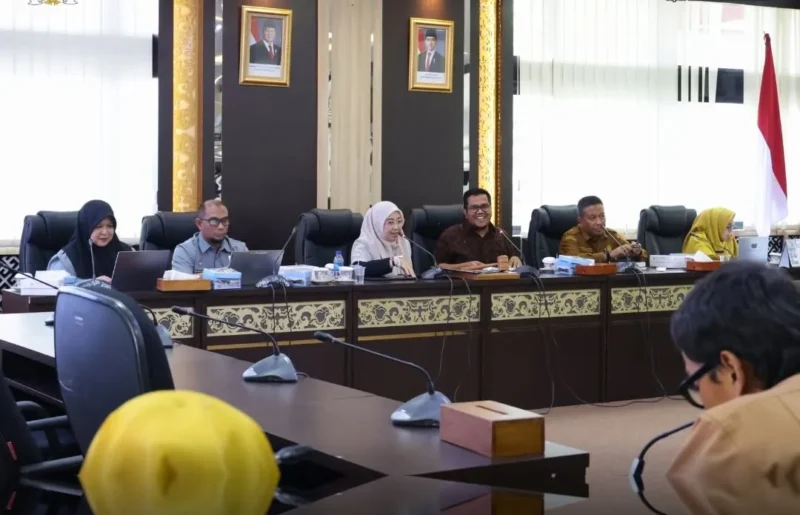 Komisi IV DPRD Sumbar menggelar FGD penyusunan Naskah Akademik (NA) dan draf Ranperda tentang Perlindungan dan Pengelolaan Lingkungan Hidup di Ruang Khusus II DPRD Sumbar, Senin (6/7/2026). (Foto: Humas DPRD Sumbar)