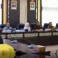 Komisi IV DPRD Sumbar menggelar FGD penyusunan Naskah Akademik (NA) dan draf Ranperda tentang Perlindungan dan Pengelolaan Lingkungan Hidup di Ruang Khusus II DPRD Sumbar, Senin (6/7/2026). (Foto: Humas DPRD Sumbar)