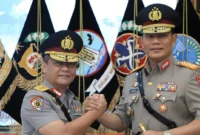Komjen Pol Gatot Tri Suryanta menyerahkan jabatan Kapolda Sumbar kepada Irjen Pol Djati Wiyoto Abadhy (Foto: IG @gatot.ts.91)