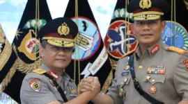 Komjen Pol Gatot Tri Suryanta menyerahkan jabatan Kapolda Sumbar kepada Irjen Pol Djati Wiyoto Abadhy (Foto: IG @gatot.ts.91)