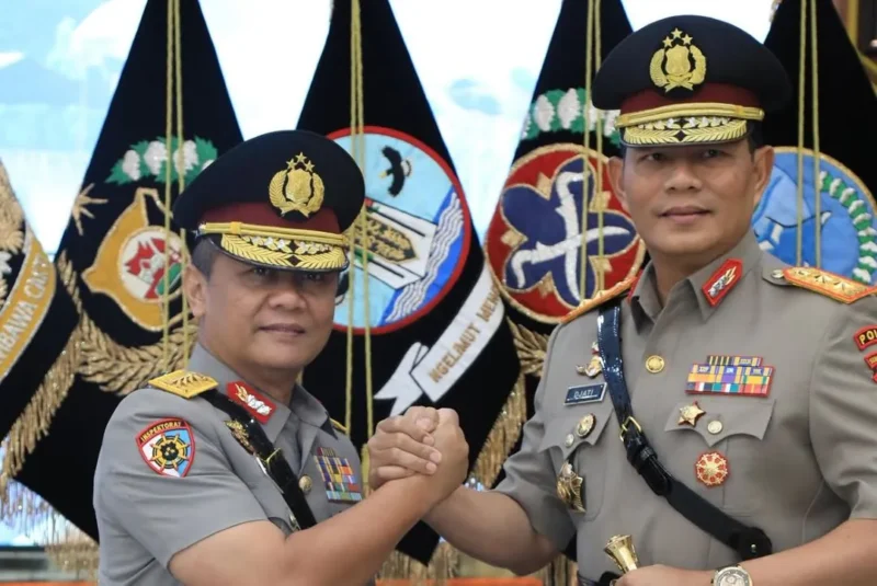 Komjen Pol Gatot Tri Suryanta menyerahkan jabatan Kapolda Sumbar kepada Irjen Pol Djati Wiyoto Abadhy (Foto: IG @gatot.ts.91)