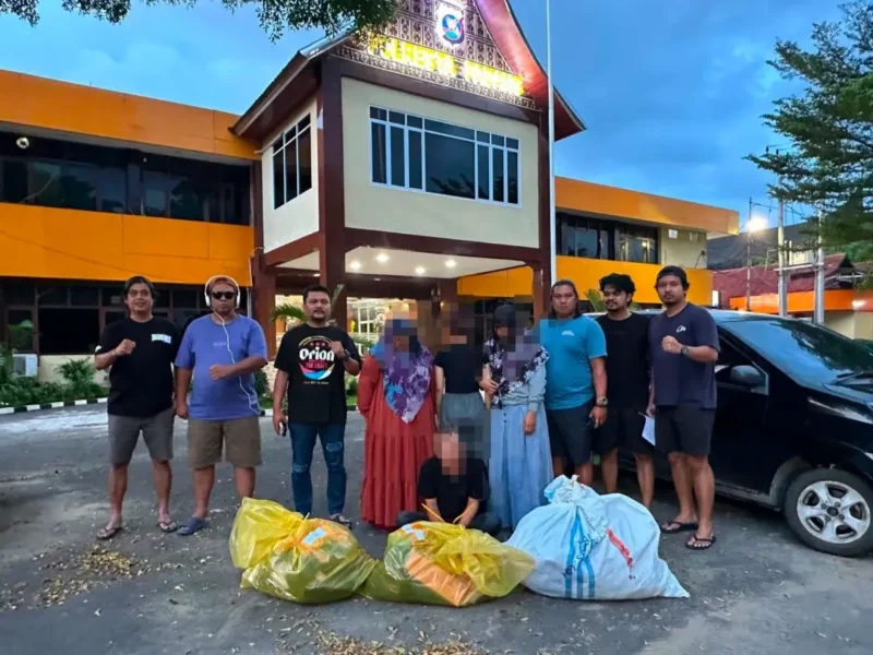 Komplotan pelaku pencurian beserta barang bukti saat diamankan di Mapolresta Padang. (Foto: Polda Sumbar)