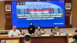 Konferensi pers penanganan perkara dugaan tindak pidana perbankan di PT Bank Nagari Cabang Pembantu Siberut, Mentawai bertempat di Mapolda Sumbar, Senin (13/7/2026). (Foto: Polda Sumbar)