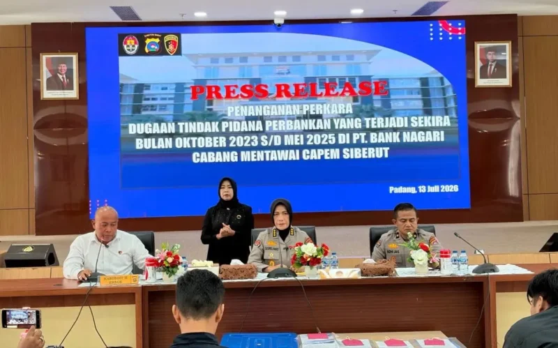Konferensi pers penanganan perkara dugaan tindak pidana perbankan di PT Bank Nagari Cabang Pembantu Siberut, Mentawai bertempat di Mapolda Sumbar, Senin (13/7/2026). (Foto: Polda Sumbar)