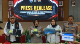 Konferensi pers pengungkapan kasus judi online di Padang bertempat di Ruang Jenderal Hoegeng, Lantai IV Mapolda Sumbar, Rabu (29/7). (Foto: Polda Sumbar)