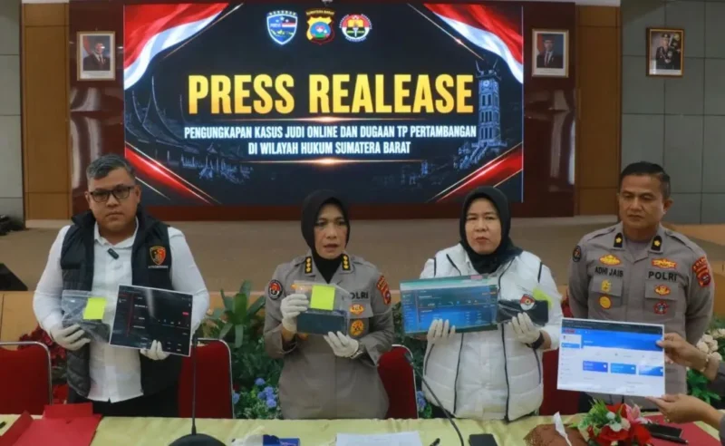 Konferensi pers pengungkapan kasus judi online di Padang bertempat di Ruang Jenderal Hoegeng, Lantai IV Mapolda Sumbar, Rabu (29/7). (Foto: Polda Sumbar)