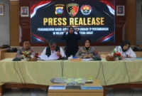 Konferensi pers pengungkapan kasus tambang ilegal di Ruang Jenderal Hoegeng, Lantai IV Mapolda Sumbar, Rabu (29/7). (Foto: Polda Sumbar)