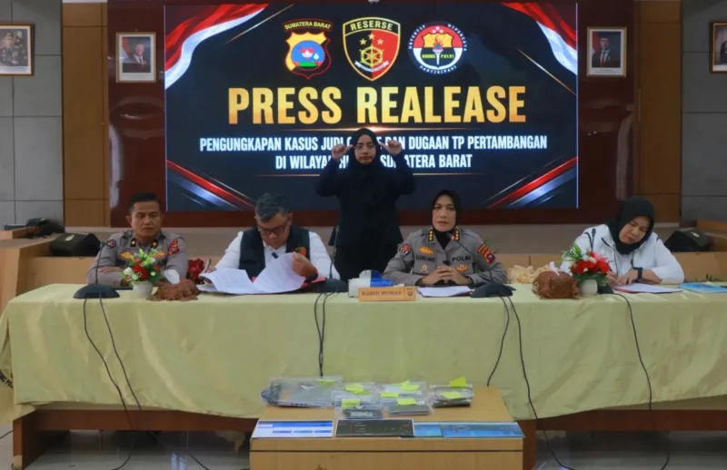 Konferensi pers pengungkapan kasus tambang ilegal di Ruang Jenderal Hoegeng, Lantai IV Mapolda Sumbar, Rabu (29/7). (Foto: Polda Sumbar)