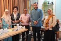 Wali Kota Padang Fadly Amran menerima kunjungan mantan Timbalan Menteri Kesihatan I Malaysia, Datuk Dr. Noor Azmi, di Lapak Warung Cokro, Sabtu (4/7/2026). (Foto: Pemko Padang)