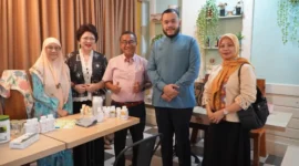 Wali Kota Padang Fadly Amran menerima kunjungan mantan Timbalan Menteri Kesihatan I Malaysia, Datuk Dr. Noor Azmi, di Lapak Warung Cokro, Sabtu (4/7/2026). (Foto: Pemko Padang)