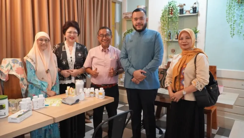 Wali Kota Padang Fadly Amran menerima kunjungan mantan Timbalan Menteri Kesihatan I Malaysia, Datuk Dr. Noor Azmi, di Lapak Warung Cokro, Sabtu (4/7/2026). (Foto: Pemko Padang)