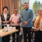 Wali Kota Padang Fadly Amran menerima kunjungan mantan Timbalan Menteri Kesihatan I Malaysia, Datuk Dr. Noor Azmi, di Lapak Warung Cokro, Sabtu (4/7/2026). (Foto: Pemko Padang)