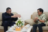 Wali Kota Padang, Fadly Amran saat berdiskusi dengan General Manager Pelindo Regional 2 Teluk Bayur, Ferrial Dunan Sidabutar, di Rumah Dinas Wali Kota Padang, Jumat (3/7/2026). (Foto: Pemko Padang)