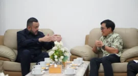 Wali Kota Padang, Fadly Amran saat berdiskusi dengan General Manager Pelindo Regional 2 Teluk Bayur, Ferrial Dunan Sidabutar, di Rumah Dinas Wali Kota Padang, Jumat (3/7/2026). (Foto: Pemko Padang)