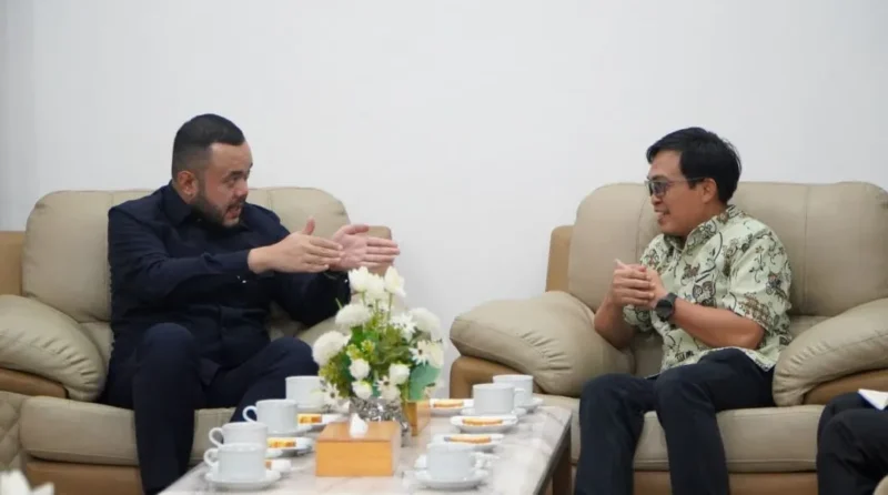 Wali Kota Padang, Fadly Amran saat berdiskusi dengan General Manager Pelindo Regional 2 Teluk Bayur, Ferrial Dunan Sidabutar, di Rumah Dinas Wali Kota Padang, Jumat (3/7/2026). (Foto: Pemko Padang)