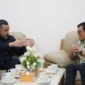 Wali Kota Padang, Fadly Amran saat berdiskusi dengan General Manager Pelindo Regional 2 Teluk Bayur, Ferrial Dunan Sidabutar, di Rumah Dinas Wali Kota Padang, Jumat (3/7/2026). (Foto: Pemko Padang)