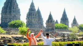 Presiden Prabowo dan PM India Narendra Modi saat berkunjung ke Candi Prambanan, Yogyakarta. (Foto: Kemenpar)