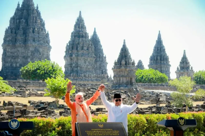Presiden Prabowo dan PM India Narendra Modi saat berkunjung ke Candi Prambanan, Yogyakarta. (Foto: Kemenpar)