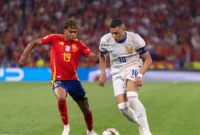 Lamine Yamal berduel dengan Kylian Mbappe pada pertemuan sebelumnya. (Foto: FIFA.com)