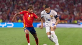 Lamine Yamal berduel dengan Kylian Mbappe pada pertemuan sebelumnya. (Foto: FIFA.com)