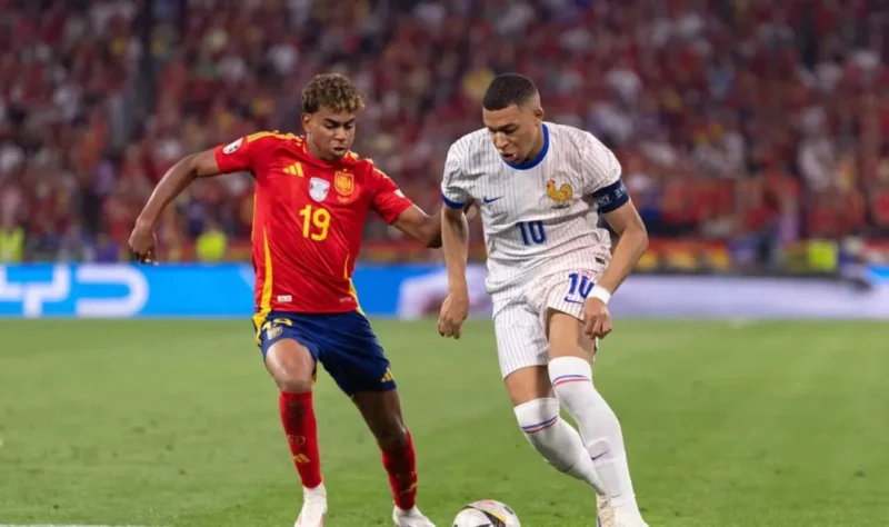 Lamine Yamal berduel dengan Kylian Mbappe pada pertemuan sebelumnya. (Foto: FIFA.com)