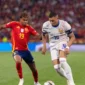 Lamine Yamal berduel dengan Kylian Mbappe pada pertemuan sebelumnya. (Foto: FIFA.com)