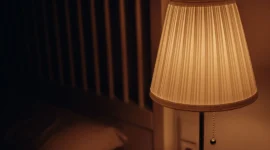 Ilustrasi lampu tidur. (Foto: Pexels)