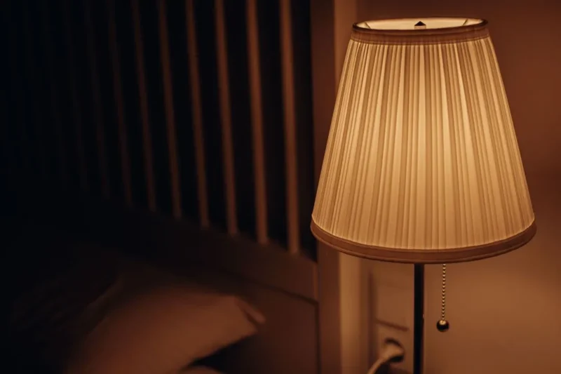 Ilustrasi lampu tidur. (Foto: Pexels)