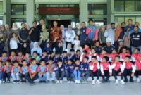 Sekretaris Daerah Kota Payakumbuh Rida Ananda melepas pesepak bola muda menuju Liga TopScore Nasional 2026 di Sentul, Bogor. (Foto: MC Payakumbuh)