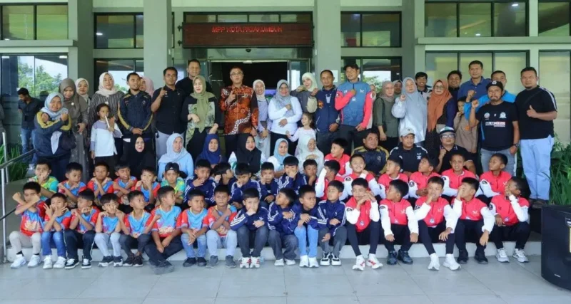 Sekretaris Daerah Kota Payakumbuh Rida Ananda melepas pesepak bola muda menuju Liga TopScore Nasional 2026 di Sentul, Bogor. (Foto: MC Payakumbuh)