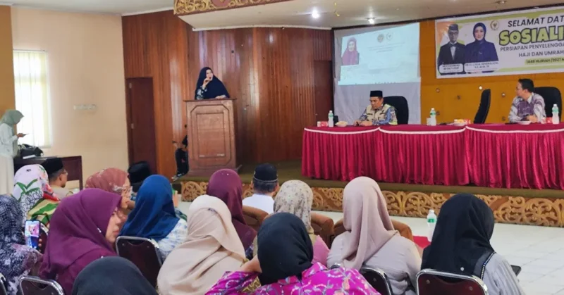Anggota Komisi VIII DPR RI Fraksi Partai NasDem, Lisda Hendrajoni menyampaikan paparan saat Sosialisasi Persiapan Penyelenggaraan Ibadah Haji Tingkat Kabupaten/Kota Tahun 1448 Hijriah/2027 Masehi di Kantor LKKS Sumbar, Selasa (28/7/2026).