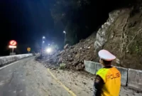 Bencana tanah longsor di kawasan Lembah Anai, tepatnya di Kilometer 66.700, malam ini. (Foto: Ist)