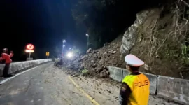 Bencana tanah longsor di kawasan Lembah Anai, tepatnya di Kilometer 66.700, malam ini. (Foto: Ist)