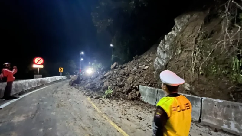 Bencana tanah longsor di kawasan Lembah Anai, tepatnya di Kilometer 66.700, malam ini. (Foto: Ist)