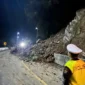 Bencana tanah longsor di kawasan Lembah Anai, tepatnya di Kilometer 66.700, malam ini. (Foto: Ist)