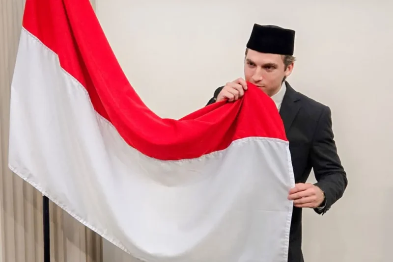 Luke Vickery resmi menjadi WNI usai mengambil sumpah kewarganegaraan di Sydney, Australia, Kamis (16/7/2026). (Foto: Kementerian Hukum RI)