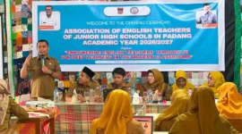 MGMP Bahasa Inggris SMP Kota Padang menggelar workshop pemanfaatan Artificial Intelligence (AI). (Foto: Pemko Padang) 