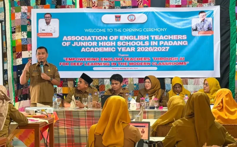 MGMP Bahasa Inggris SMP Kota Padang menggelar workshop pemanfaatan Artificial Intelligence (AI). (Foto: Pemko Padang) 