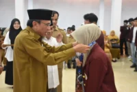 Wakil Wali Kota Padang, Maigus Nasir melepas 345 mahasiswa KKN UIN Imam Bonjol Padang di Palanta Rumah Dinas Wali, Senin (20/7/2026). (Foto: Pemko Padang)