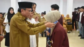 Wakil Wali Kota Padang, Maigus Nasir melepas 345 mahasiswa KKN UIN Imam Bonjol Padang di Palanta Rumah Dinas Wali, Senin (20/7/2026). (Foto: Pemko Padang)