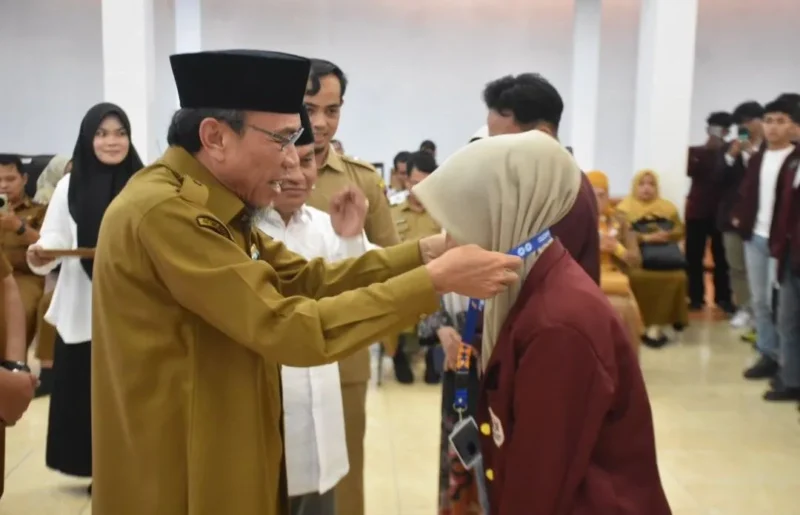 Wakil Wali Kota Padang, Maigus Nasir melepas 345 mahasiswa KKN UIN Imam Bonjol Padang di Palanta Rumah Dinas Wali, Senin (20/7/2026). (Foto: Pemko Padang)