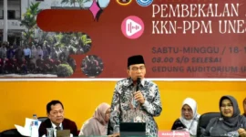 Wakil Wali Kota Padang Maigus Nasir menjadi pemateri pada kegiatan pembekalan mahasiswa KKN-PPM Unes 2026 di Auditorium Unes, Sabtu (18/7/2026). (Foto: Pemko Padang)