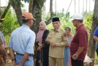 Wakil Wali Kota Padang Maigus Nasir meninjau kondisi jalan lingkungan di RW 19 RT 004, Kelurahan Surau Gadang, Kecamatan Nanggalo. (Foto: Pemko Padang)