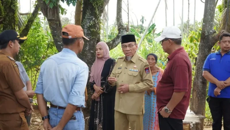 Wakil Wali Kota Padang Maigus Nasir meninjau kondisi jalan lingkungan di RW 19 RT 004, Kelurahan Surau Gadang, Kecamatan Nanggalo. (Foto: Pemko Padang)