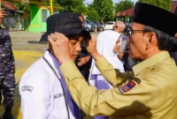 Wakil Wali Kota Padang Maigus Nasir memasangkan tanda peserta secara simbolis kepada siswa MAN 3 Padang. (Foto: Pemko Padang)