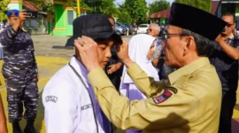 Wakil Wali Kota Padang Maigus Nasir memasangkan tanda peserta secara simbolis kepada siswa MAN 3 Padang. (Foto: Pemko Padang)