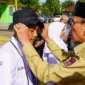 Wakil Wali Kota Padang Maigus Nasir memasangkan tanda peserta secara simbolis kepada siswa MAN 3 Padang. (Foto: Pemko Padang)