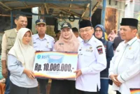 Wakil Wali Kota Padang, Maigus Nasir menyerahkan bantuan kepada korban kebakaran di Batu Gadang. (Foto: Pemko Padang)